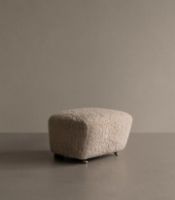 Billede af Audo Copenhagen Den Trætte Mand Fodskammel H: 36 cm - Natur Eg/Sheepskin Honey