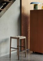 Billede af &Tradition TK8 Betty Bar Chair H: 76 cm - Smoked Oak/Natural Webbing