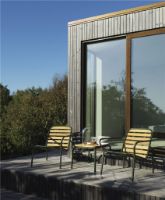 Billede af Normann Copenhagen Outdoor Vig Robinie Bord + Vig Robinie Lænestole Havemøbelsæt  - Mørkegrøn/Olieret Træ