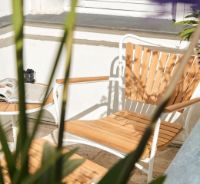 Billede af Mandalay Marguerit Loungebord Ø50 cm Inkl. 2 Loungestole Havemøbelsæt - Hvid/Teak 