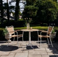 Billede af Mandalay Marguerit Cafébord Ø70 cm Inkl. 2 Havestole Havemøbelsæt - Hvid/Teak  