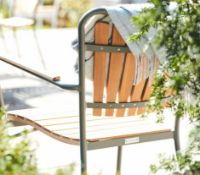 Billede af Mandalay Marguerit Cafébord Ø70 cm Inkl. 2 Havestole Havemøbelsæt - Olivengrøn/Teak 