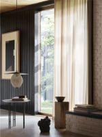 Billede af GUBI IOI Coffee Table Round Ø: 70 cm - Black Semi Matt/Brass Sphere/Rippled Beige 