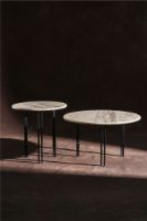 Billede af GUBI IOI Coffee Table Round Ø: 100 cm - Black Semi Matt/Brass Sphere/Rippled Beige 
