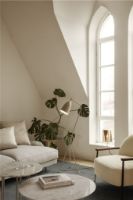 Billede af GUBI IOI Coffee Table Round Ø: 100 cm - Black Semi Matt/Brass Sphere/Rippled Beige 