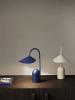 Billede af Ferm Living Arum Portable Lamp H: 30 cm - Bright Blue