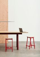 Billede af HAY Taburete 8 Bar Stool Low - Signal Red Powder Coated Base/Lacquered Oak Veneer