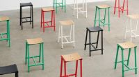 Billede af HAY Taburete 8 Bar Stool Low - Eggshell Powder Coated Base/Lacquered Oak Veneer