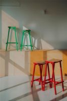 Billede af HAY Taburete 8 Bar Stool Low - Soft Jade Green Powder Coated Base/Lacquered Oak Veneer 