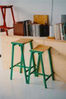 Billede af HAY Taburete 8 Bar Stool Low - Soft Jade Green Powder Coated Base/Lacquered Oak Veneer 