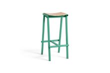 Billede af HAY Taburete 8 Bar Stool High - Soft Jade Green Powder Coated Base/Lacquered Oak Veneer