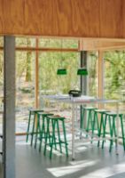 Billede af HAY Taburete 8 Bar Stool High - Soft Jade Green Powder Coated Base/Lacquered Oak Veneer