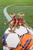 Billede af Kay Bojesen Abe X DBU Kvinde Mini H: 9,5 cm - Teak/Limbatræ  