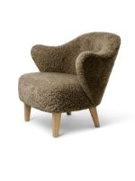 Billede af Audo Copenhagen Ingeborg Loungestol SH: 40 cm - Sheepskin Sahara/Eg