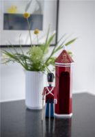 Billede af Kay Bojesen Skilderhus Frederik 10 H: 36 - rød/hvid 