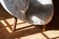 Billede af &Tradition Little Petra VB1 Lounge Chair Limited Edition SH: 40 cm - Oiled Walnut/Sheepskin Moonlight/Brass