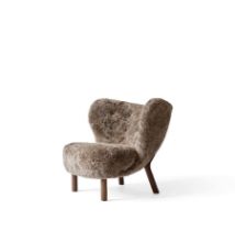 Billede af &Tradition Little Petra VB1 Lounge Chair SH: 40 cm - Oiled Walnut/Sheepskin Sahara