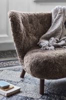 Billede af &Tradition Little Petra VB1 Lounge Chair SH: 40 cm - Oiled Walnut/Sheepskin Sahara