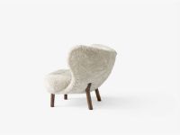 Billede af &Tradition Little Petra VB1 Lounge Chair SH: 40 cm - Oiled Walnut/Sheepskin Moonlight