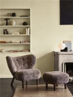 Billede af &Tradition Little Petra VB1 Loungechair & ATD1 Pouf - Oiled Oak/Sheepskin Sahara
