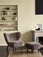 Billede af &Tradition Little Petra VB1 Loungechair & ATD1 Pouf - Oiled Walnut/Sheepskin Sahara