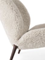 Billede af Vipp 466 Lodge Lounge Chair H: 91,5 cm - Dark Oak/Curly 09 Off-white