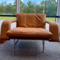 Billede af &Tradition Meantime AV29 Lounge Chair H: 70 cm - Cognac Læder UDSTILLINGSMODEL 