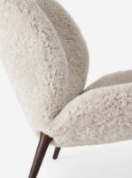 Billede af Vipp 466 Lodge Lounge Chair Low H: 96,1 cm - Dark Oak/Curly 09 Off-white