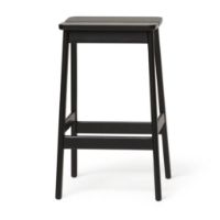 Billede af Form & Refine Angle Bar Stool H: 65 cm - Sort Bøg