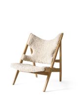 Billede af Audo Copenhagen Knitting Lounge Chair Sheepskin H: 90,6 cm - Natural Oak/Sheepskin Moonlight