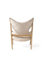 Billede af Audo Copenhagen Knitting Lounge Chair Sheepskin H: 90,6 cm - Natural Oak/Sheepskin Moonlight