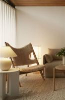 Billede af Audo Copenhagen Knitting Lounge Chair Sheepskin H: 90,6 cm - Natural Oak/Sheepskin Moonlight