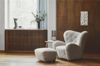 Billede af Audo Copenhagen Den Trætte Mand Lænestol SH: 38cm - Sheepskin Moonlight/Natur Eg