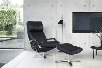 Billede af BERG Furniture Nasa Høj Åben Arm Lænestol m. Justerbar Nakkepude inkl. Skammel SH: 46 cm - Mat Aluminium/Berg Soft Sort Læder